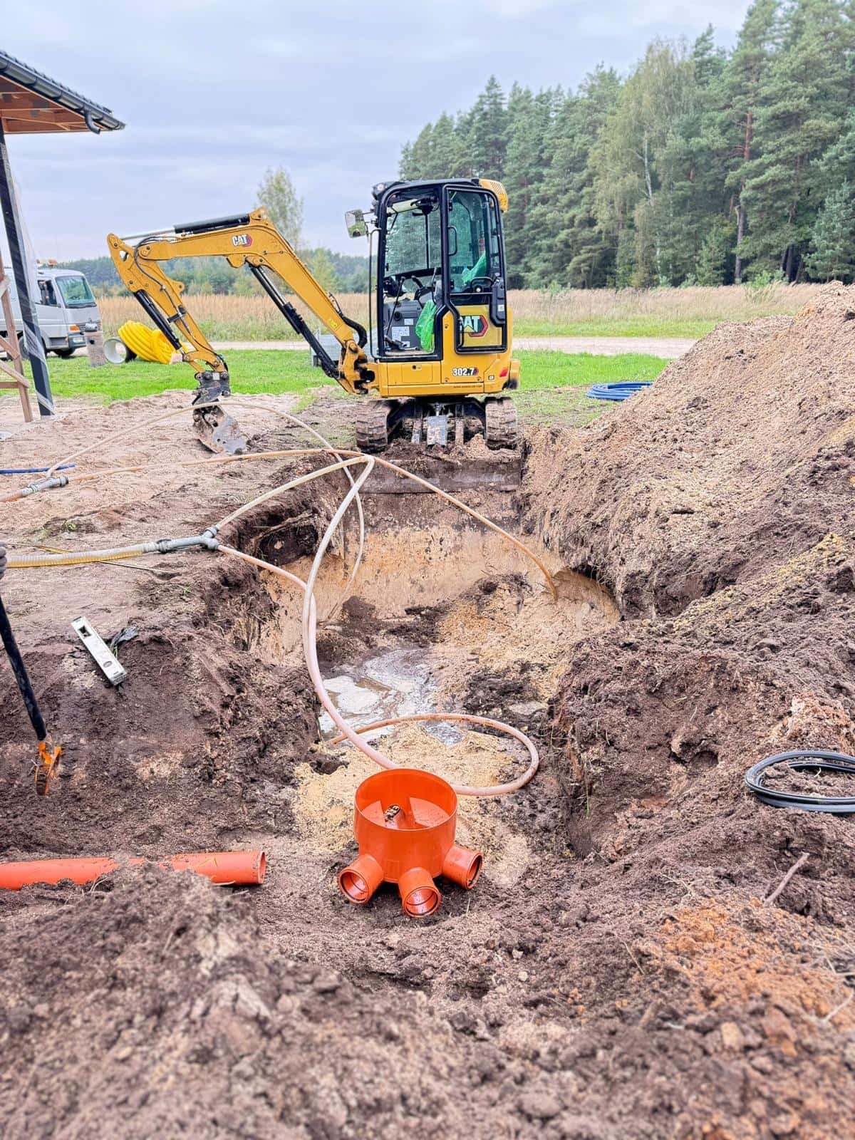 Kanalizācijas cauruļvadu un sadales akas izbūve sagatavotā tranšejā