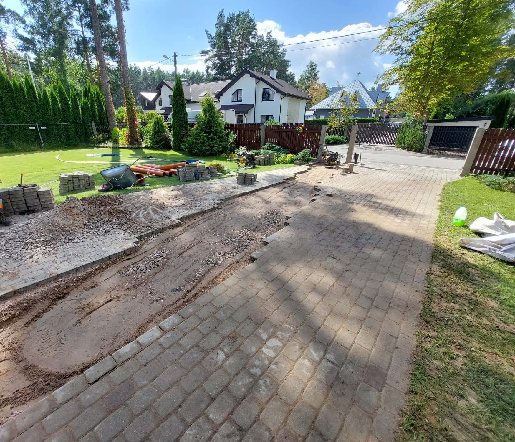 Noņemts bruģis un sagatavota cauruļvada trase privātmājas pagalmā