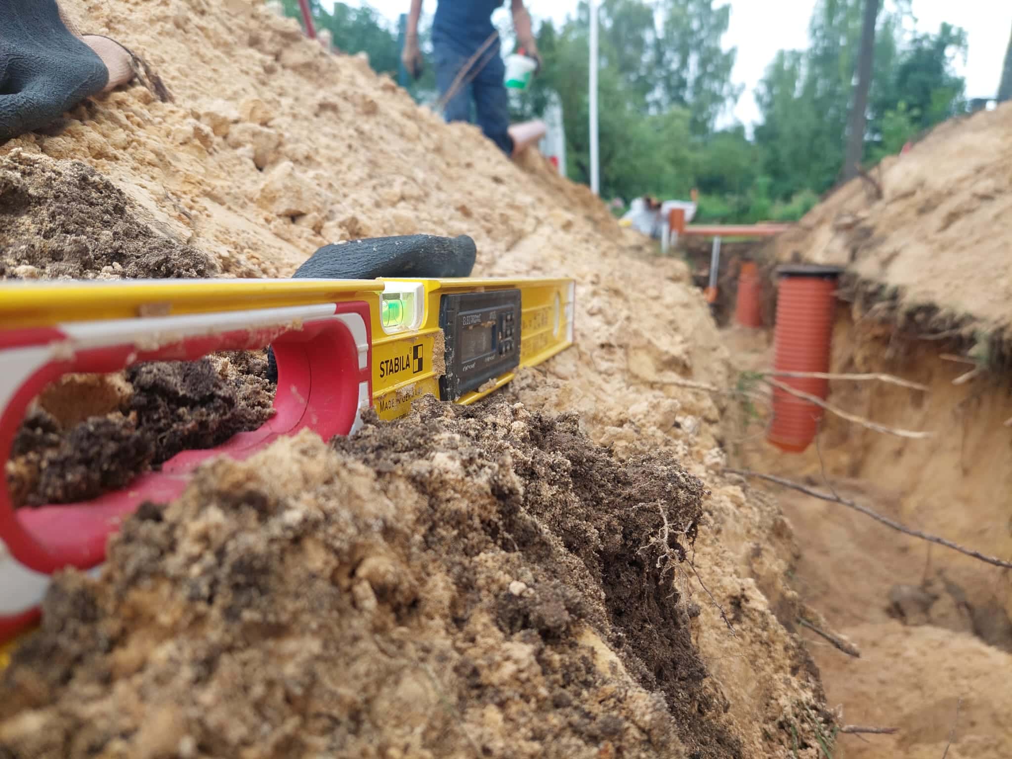 Līmeņrādis pie sagatavotas inženiertīklu tranšejas