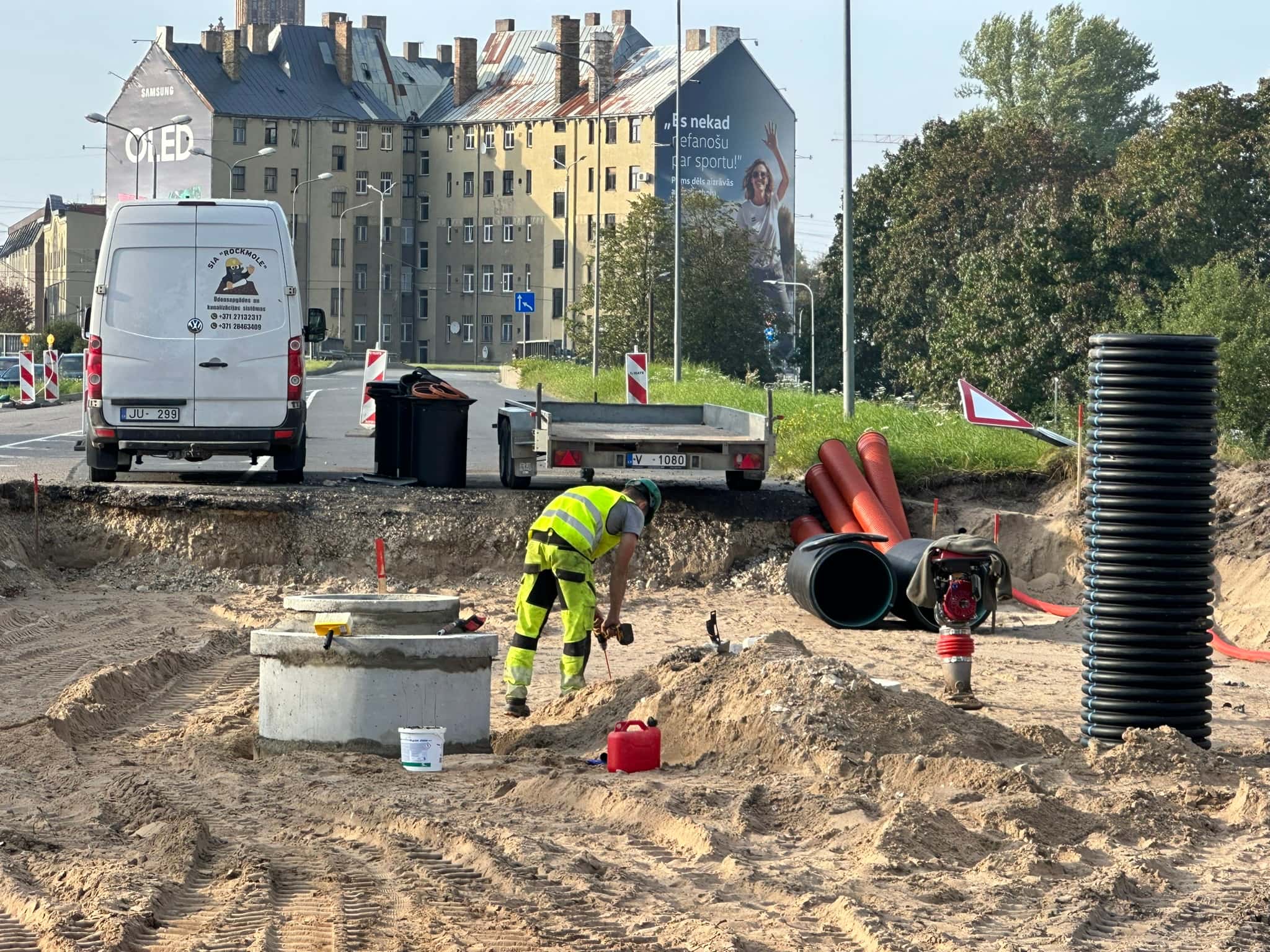 Tehniskās akas un cauruļvadu montāžas darbi pilsētas ielas būvobjektā