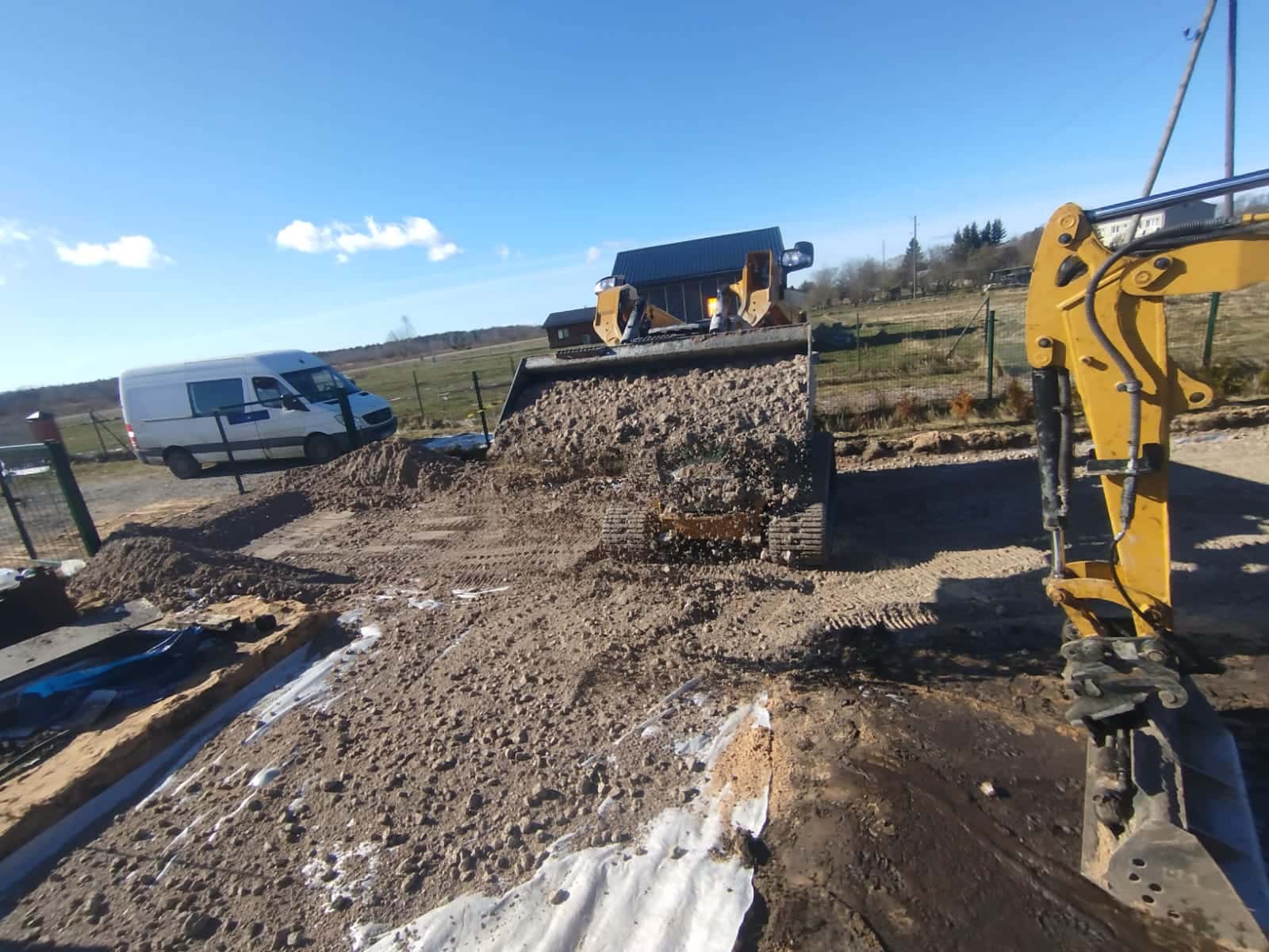 Šķembu pamatnes ieklāšana uz ģeotekstila ar mini iekrāvēju
