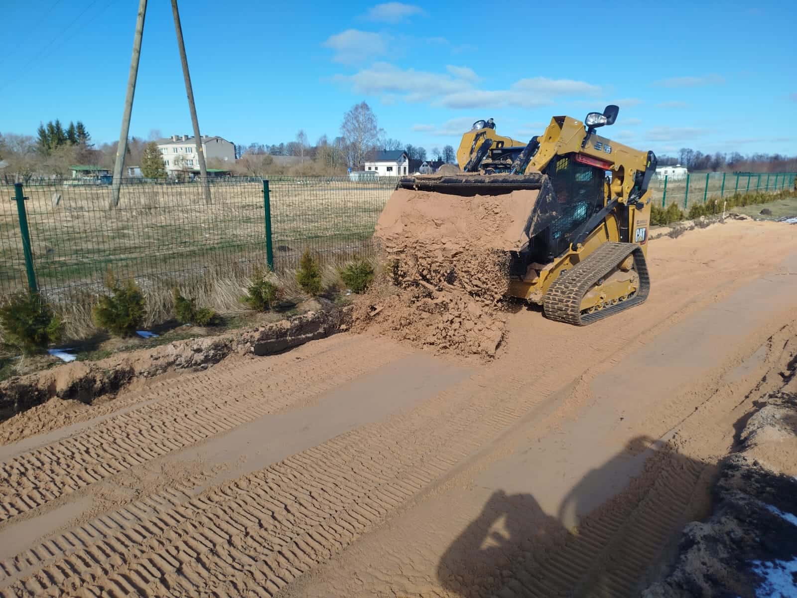 Smilts slāņa izlīdzināšana ar kāpurķēžu mini iekrāvēju