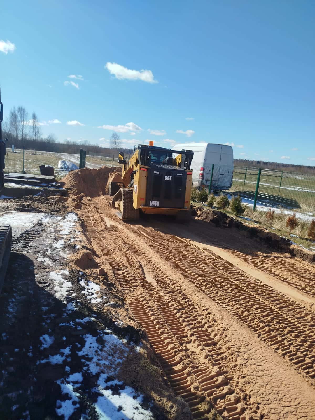 Pievadceļa smilts pamatnes formēšana ar mini iekrāvēju