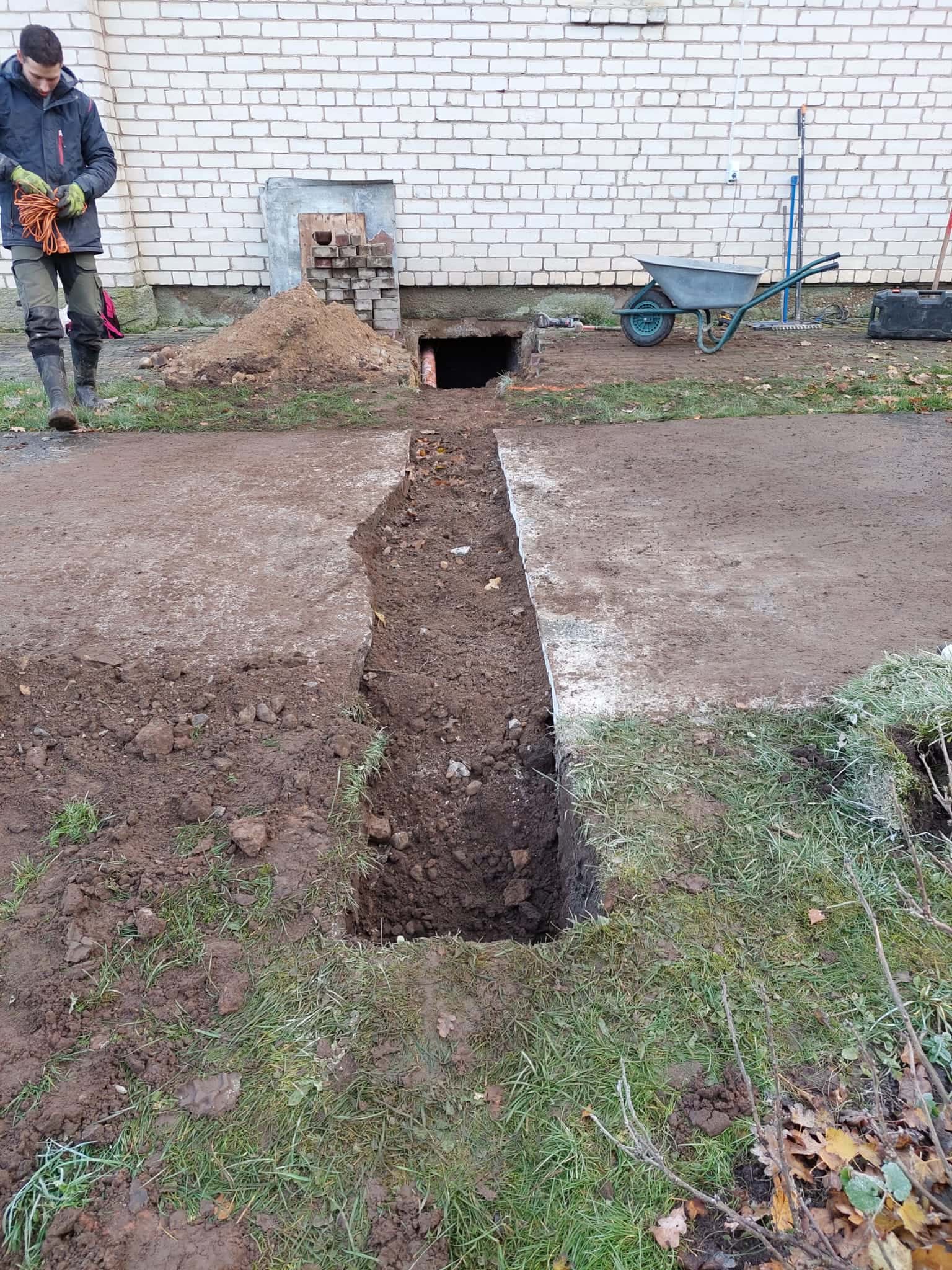 Septiķa pieslēguma tranšeja cauri bruģētam pagalmam līdz ēkai