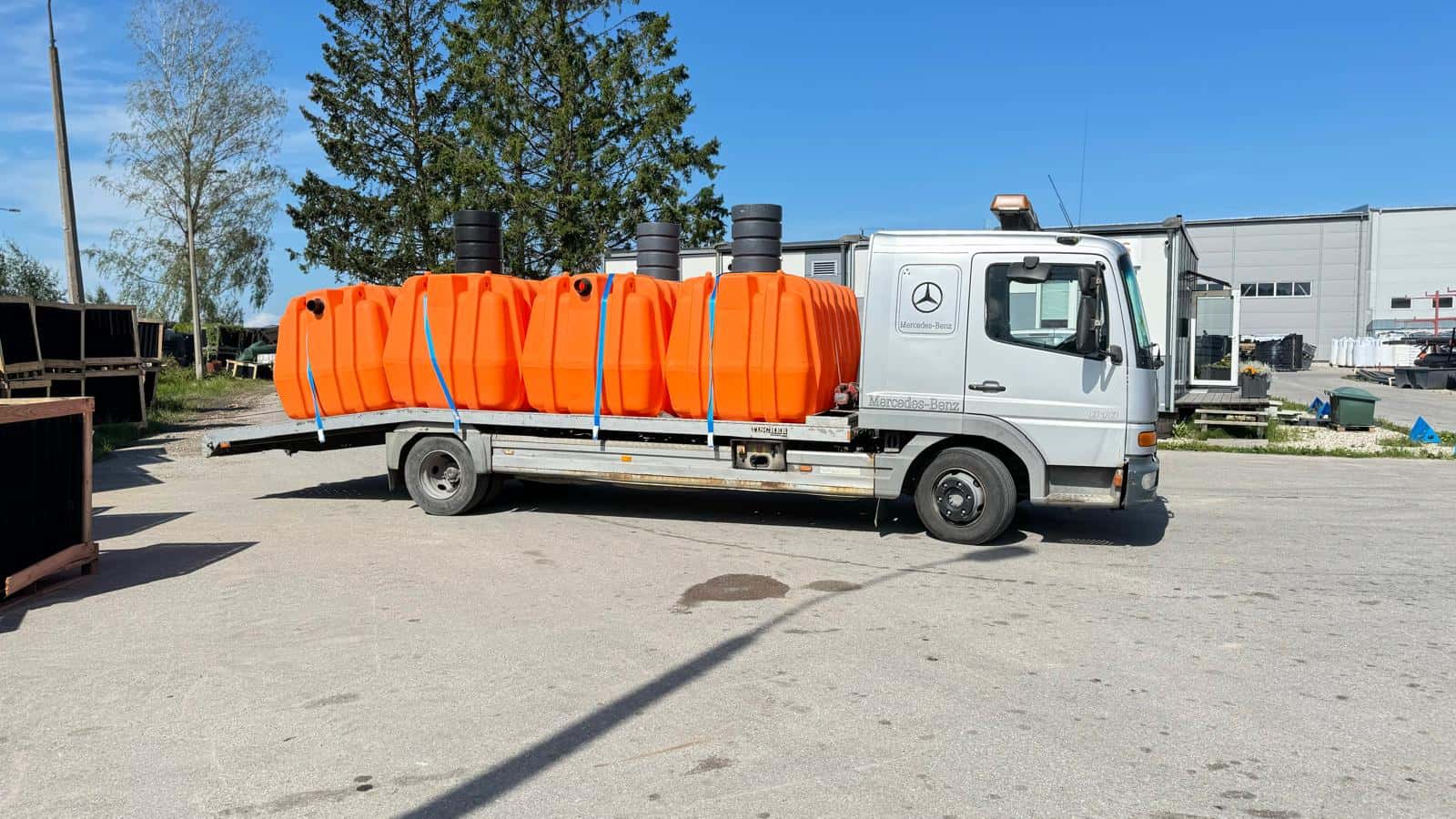 Trīs plastmasas septiķu tvertņu piegāde objektam ar kravas automašīnu
